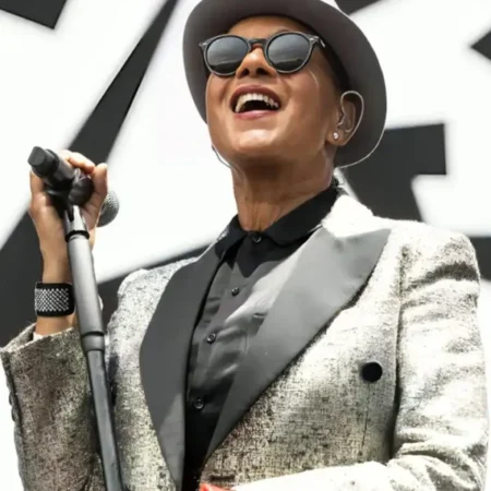 Noches Del Botanico Music Festival Pauline Silver Blazer 1