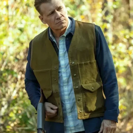 The Waterfront S01 Holt McCallany Green Vest