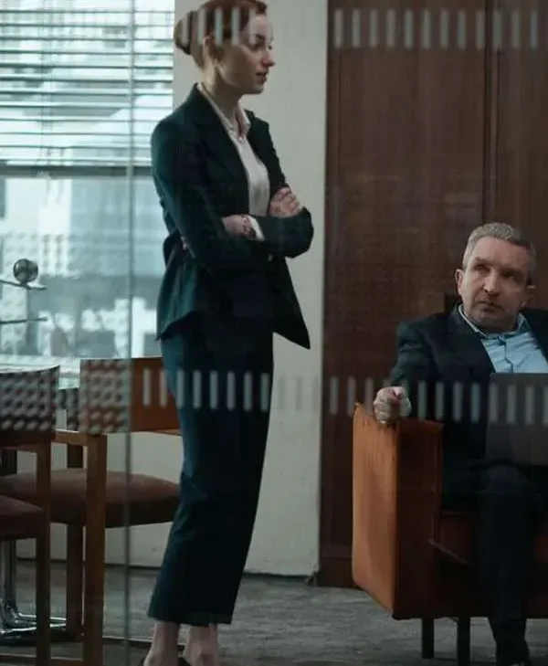 Fair Play 2023 Phoebe Dynevor Black Blazer