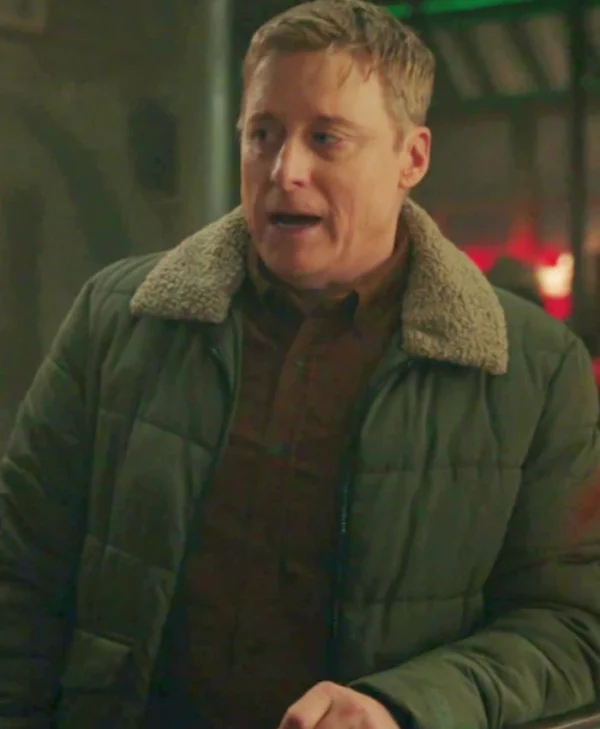 Resident Alien S04 Alan Tudyk Green Jacket webp