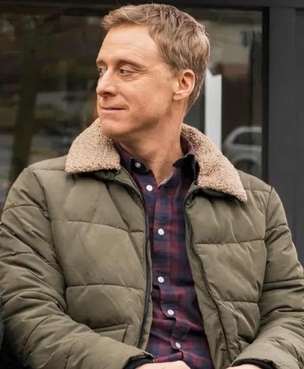 Resident Alien S04 Alan Tudyk Green Jacket Side webp