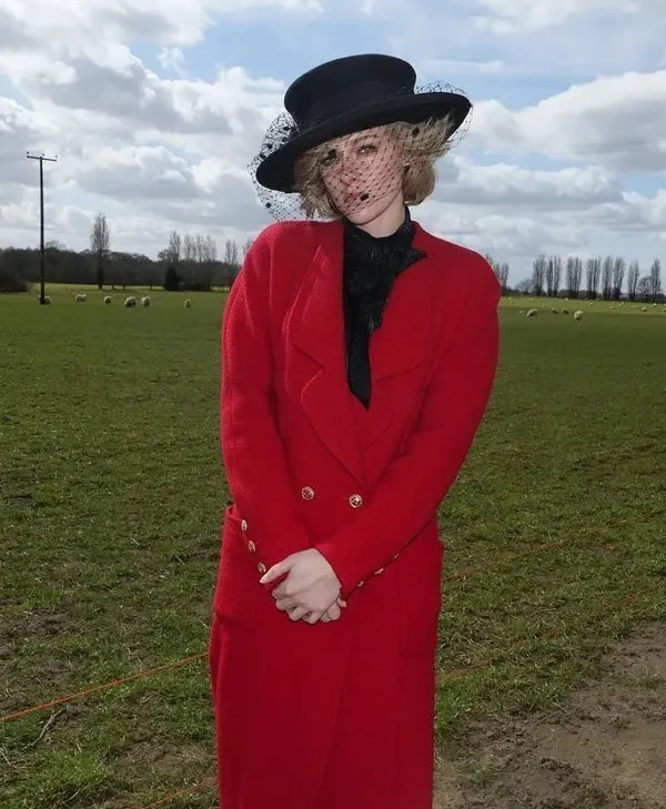 Kristen-Stewart-Princess-Diana-Spencer-2021-Red-Trench-Coat