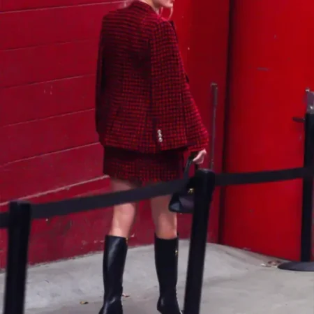 Taylor-Swifts-singer-hits-Chiefs-game-in-miniskirt-Back-600x789