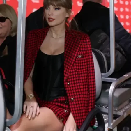 Taylor-Swifts-singer-hits-Chiefs-game-in-miniskirt-Front-600x789