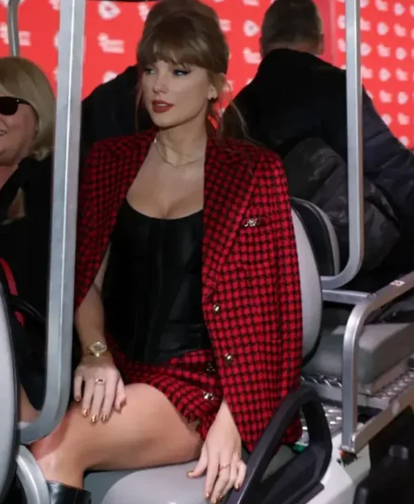 Taylor-Swifts-singer-hits-Chiefs-game-in-miniskirt-Front-600x789