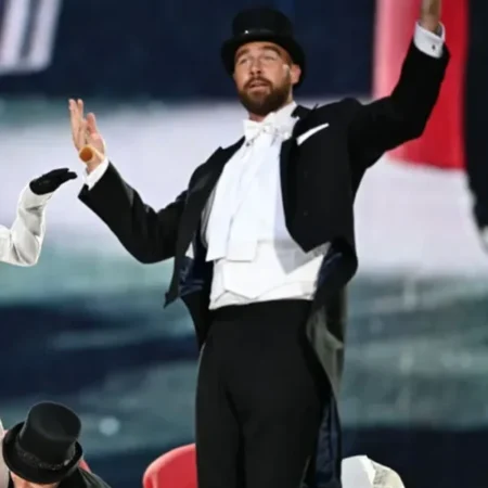 travis-kelce-suit-taylor-swift-