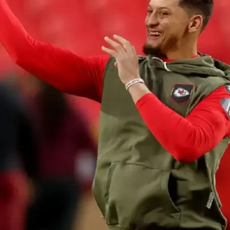 Patrick Mahomes 2025 Salute to Service Sleeveless Hoodie