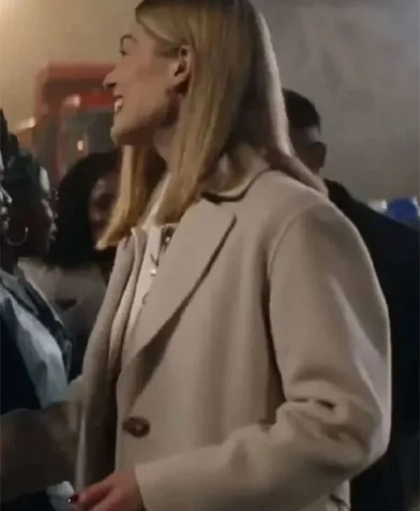Rosamund-Pike-Now-You-See-Me-3-Beige-Trench-Coat