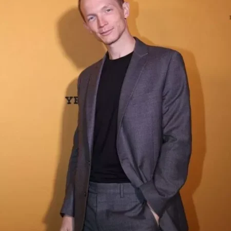 Yellowstone-S05-Premiere-Jefferson-White-Grey-Suit