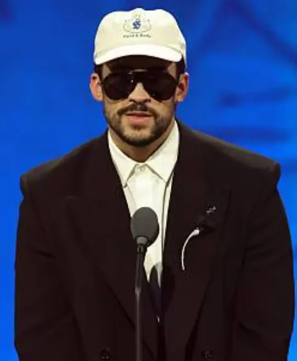 Bad-Bunny-Accepts-The-Album-Of-The-Year-Award-For-debi-Tirar-Mas-Fotos_-26th-Annual-Latin-Grammy-Award-Las-Vegas-Nevada-Black-Suit