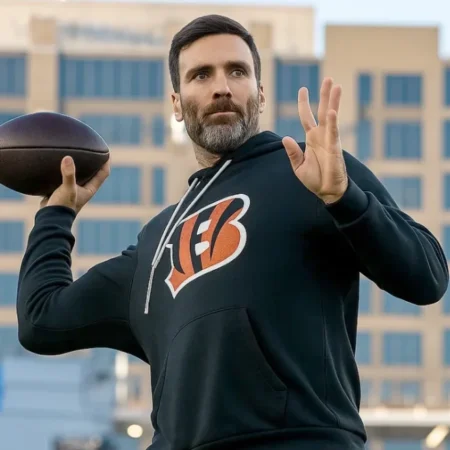 Cincinnati-Bengals-2025-Joe-Flacco-Black-Pullover-Hoodie-659x800