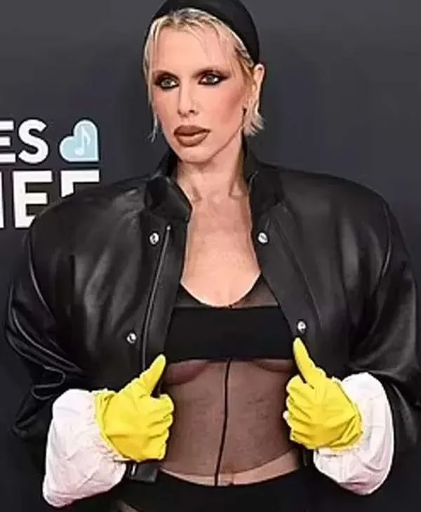 Grammys-Red-Carpet-2025-Julia-Fox-Black-Jacket