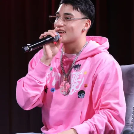 El Malilla Spotlight 2025 Pink Hoodie closeup